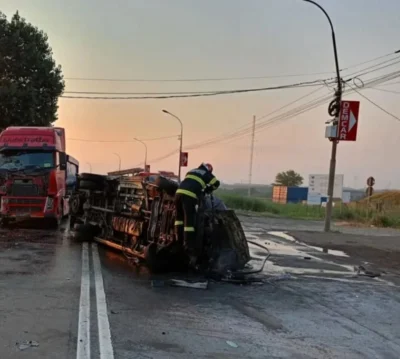 Zeci de pasageri au trecut prin momente de panică. Un autocar plin cu copii a derapat și s-a izbit violent de un parapet