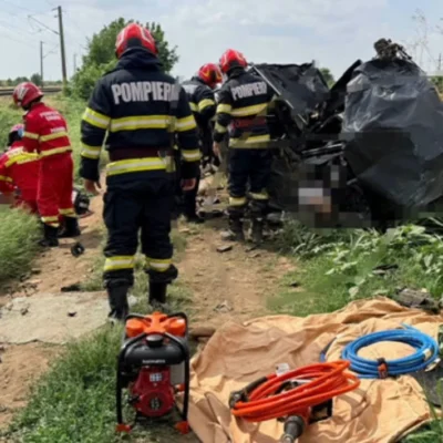 Tragedie la trecerea peste calea ferată. O mașină a fost spulberată de tren, iar doi copii au fost preluați de urgență cu elicopterul