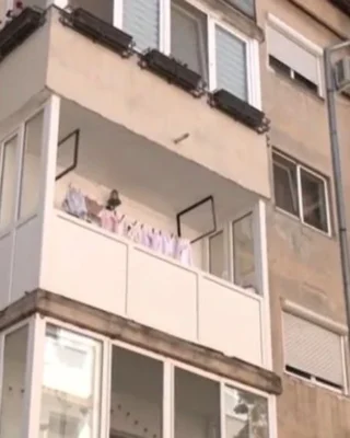 O fetiță de doi ani a căzut de la etaj în timp ce părinții dormeau. Vecinii au auzit strigătele de ajutor înainte de tragedie