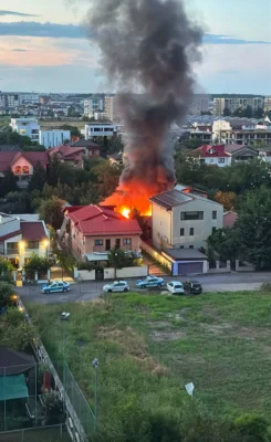Incendiu violent în Capitală. Flăcările uriașe au pus pe jar tot cartierul