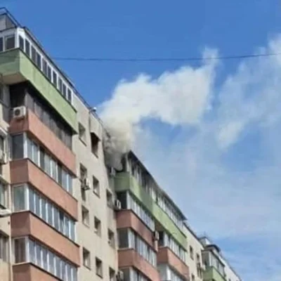Alertă de incendiu într-un bloc din Capitală. Pompierii au intervenit de urgență pentru a opri flăcările