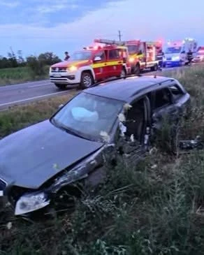 Impact violent pe șosea între un autoturism și un autotren. Ce au descoperit salvatorii ajunși la fața locului