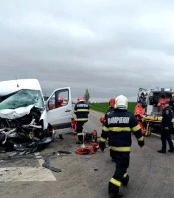 Impact violent pe șosea. O cisternă cu motorină a fost implicată într-un accident cu un microbuz