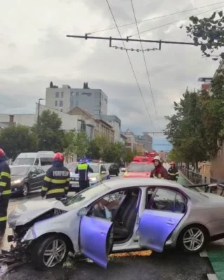 Clipe de coșmar în trafic. O șoferiță a rămas blocată în mașina distrusă după ce a pierdut controlul volanului