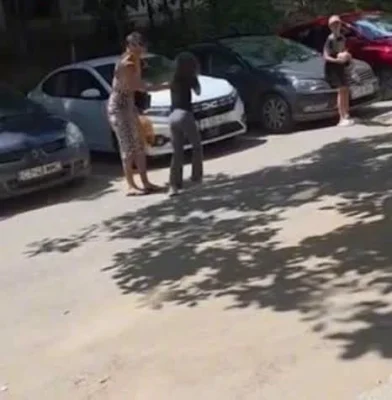 Imagini șocante cu o mamă care își lovește copilul în plină stradă. Ce au decis autoritățile după intervenția poliției