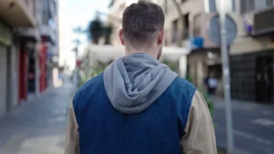 Teroare pe străzi. Două femei au fost atacate violent de indivizi periculoși în plină zi