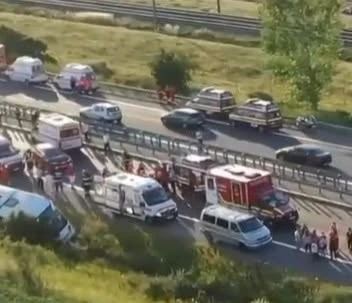 Alertă maximă pe șosele. Plan Roșu activat după ce un microbuz cu pasageri s-a răsturnat în afara drumului
