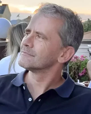 Mister total în cazul unui fost polițist găsit cu răni grave în gară. Familia susține că nu a fost un accident și cere dreptate