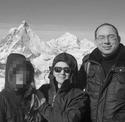 O adolescentă și-a ucis părinții și a trimis poze colegilor pe WhatsApp. Gestul șocant care a precedat tragedia