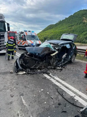 Accident teribil pe un drum național intens circulat. Intervenție contracronometru pentru salvarea unui șofer prins între fiarele mașinii