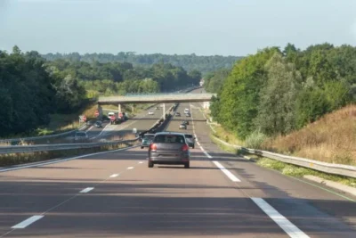 O ceartă în mașină s-a terminat cu un abandon șocant pe autostradă. Ce riscă bărbatul care și-a lăsat soția în urmă