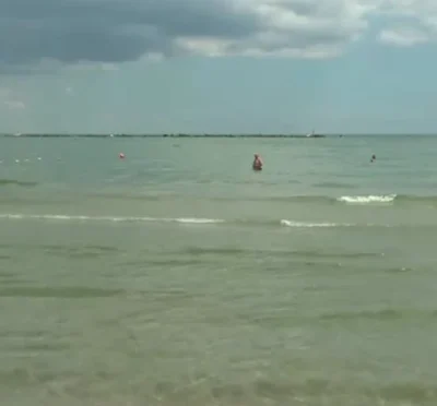 Turiștii de pe litoral, luați prin surprindere! Ce se întâmplă cu apa mării și de ce evită toți să intre