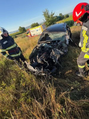 Duminică de coșmar pe calea ferată. Un șofer a sfârșit tragic după ce mașina lui a fost spulberată de tren