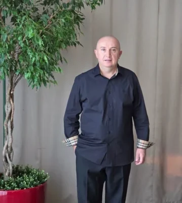 Scandal uriaș în lumea artiștilor. Un cântăreț cunoscut a dat în judecată un actor celebru după ce a fost lăsat fără bani