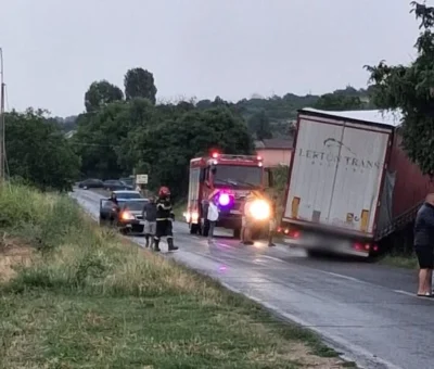 Un tir a ieșit de pe șosea și a dărâmat un stâlp. Motivul neașteptat pentru care șoferul a pierdut controlul volanului