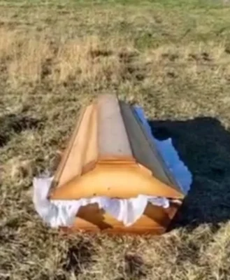 Scene șocante la o înmormântare. Sicriul a fost abandonat în noroi, iar preotul refuză să oficieze slujba