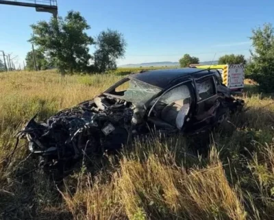 Tragedie la trecerea la nivel cu calea ferată. Un șofer a murit după ce mașina sa a fost lovită în plin de un tren