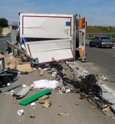 Tragedie de proporții pe autostradă. Un camion a intrat în plin în mai multe mașini oprite, provocând un incendiu devastator. Ce au descoperit salvatorii la fața locului