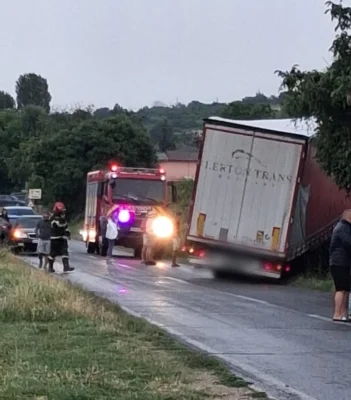 Un TIR a dărâmat un stâlp și a ajuns în șanț. Motivul incredibil pentru care șoferul a pierdut controlul volanului