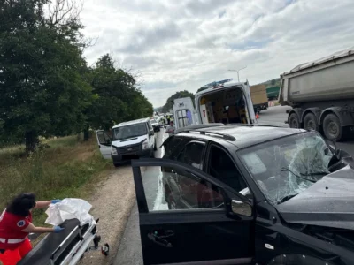 Zi de coșmar pe șosele. Mai multe persoane au ajuns de urgență la spital după impacturi violente între mai multe vehicule