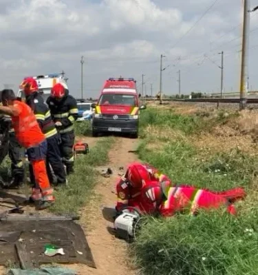 Tragedie cumplită la o trecere de cale ferată. O mașină a fost spulberată de tren. Care este starea copiilor găsiți în autoturism
