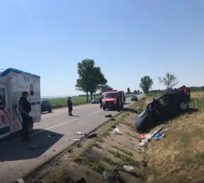 Tragedie pe un drum național. Trei persoane au fost scoase dintre fiarele mașinii după un impact violent cu un cap de pod