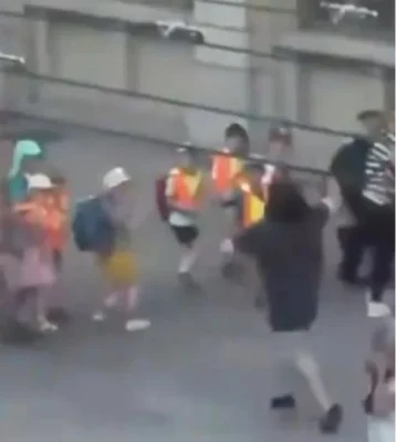 Scene de groază într-o gară din străinătate. Un bărbat a atacat călătorii cu un cuțit după ce a strigat lozinci extremiste