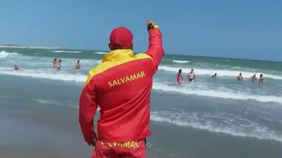 Panică pe o plajă din România. Ce au găsit turiștii printre șezlonguri în această dimineață