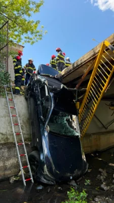Accident grav în Baia Sprie. Doi oameni au ajuns la spital după ce mașina a căzut în râu