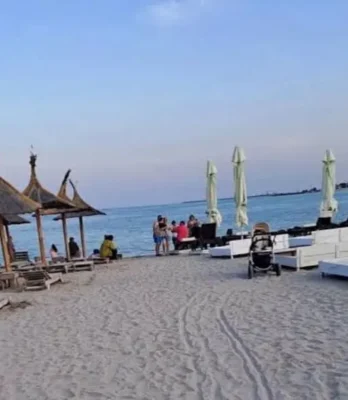 Vremea s-a stricat pe litoral. Apa Mării Negre a coborât la 13 grade iar turiștii au fugit de pe plaje