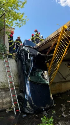 Accident cumplit în Baia Sprie. O mașină a căzut de pe pod direct în râul Săsar