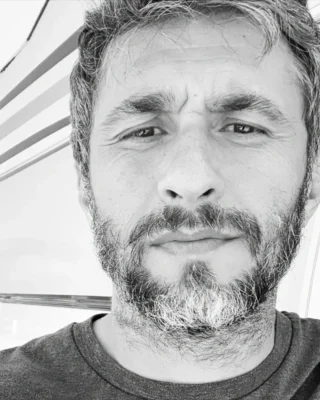 Scandal noaptea trecută în curtea celebrului actor Dragoș Bucur. A chemat Poliția după ce a fost amenințat de vecini