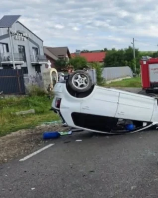 Accident rutier pe DN15C. Două persoane au fost transportate la spital după ce un autoturism s-a răsturnat pe șosea