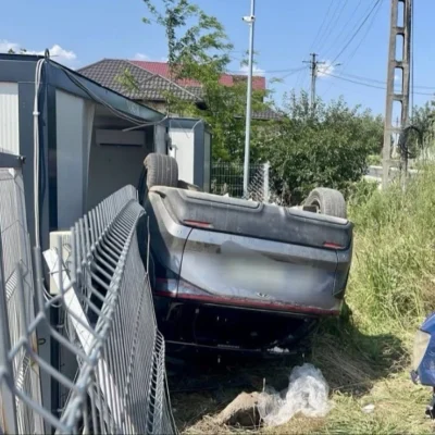 Accident rutier în Argeș. O mașină s-a răsturnat pe plafon după un impact violent