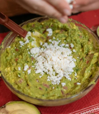 Două femei au murit și mai mulți copii sunt în stare gravă după ce au mâncat guacamole contaminat la un festival din Italia