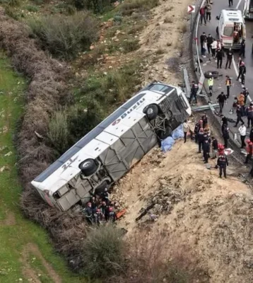 Tragedie cumplită într-o excursie școlară. Autocarul cu elevi s-a răsturnat pe un drum montan și a lăsat în urmă zeci de victime