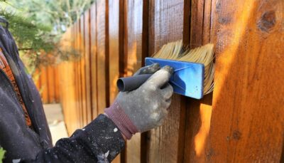 Atenție, proprietari de case! Amenzi usturătoare de 5.000 de lei pentru garduri și garaje neîntreținute