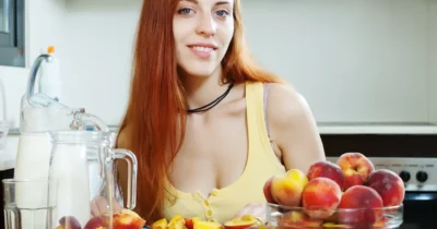 Greșeala pe care o fac toți când mănâncă piersici. De ce nu trebuie să arunci niciodată coaja