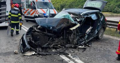 Accident grav pe DN 7! Un bărbat de 69 de ani, scos dintre fiarele mașinii după ce a intrat în plin într-un TIR