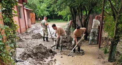 Viitură puternică în stațiunea Bușteni. Mașini luate de ape și gospodării inundate după o rupere de nori