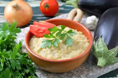 Ingredientul secret care împiedică salata de vinete să se oxideze. Cum să o păstrezi albă și fină tot timpul