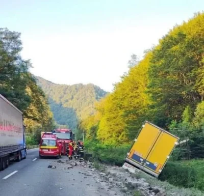 Accident pe Valea Oltului. Trafic îngreunat în zona localității Brezoi după ce un autocamion a ieșit în decor