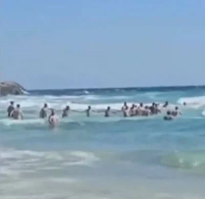 Adolescent român salvat de la înec în Thasos. Turiștii au format un lanț uman pe plajă