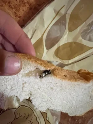Șurub descoperit într-o pâine cumpărată dintr-o piață din Botoșani. Părinții au sesizat Protecția Consumatorului