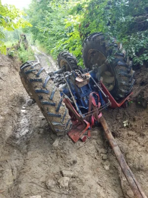 Bărbat rănit grav într-un accident cu tractorul în Bistrița Năsăud. Victima a fost preluată de un elicopter SMURD