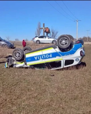 Accident rutier grav pe E85. O autospecială de poliție s-a răsturnat după ce a fost lovită de o șeriță care nu s-a asigurat