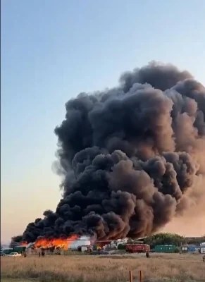 Incendiu de proporții la un depozit din Constanța. Pompieri mobilizați din patru județe pentru lichidarea flăcărilor