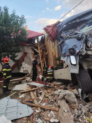 Accident grav în Vaslui. Un TIR a ieșit de pe carosabil și a distrus două gospodării
