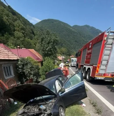 Accident grav pe Drumul Național 7. Două persoane au fost transportate la spital după ce mașina în care se aflau s-a izbit de un pod