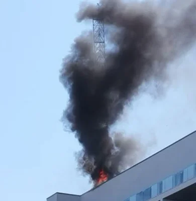 Incendiu puternic izbucnit în zona Ghencea din Capitală. Flăcările au cuprins o clădire din apropierea spațiilor comerciale